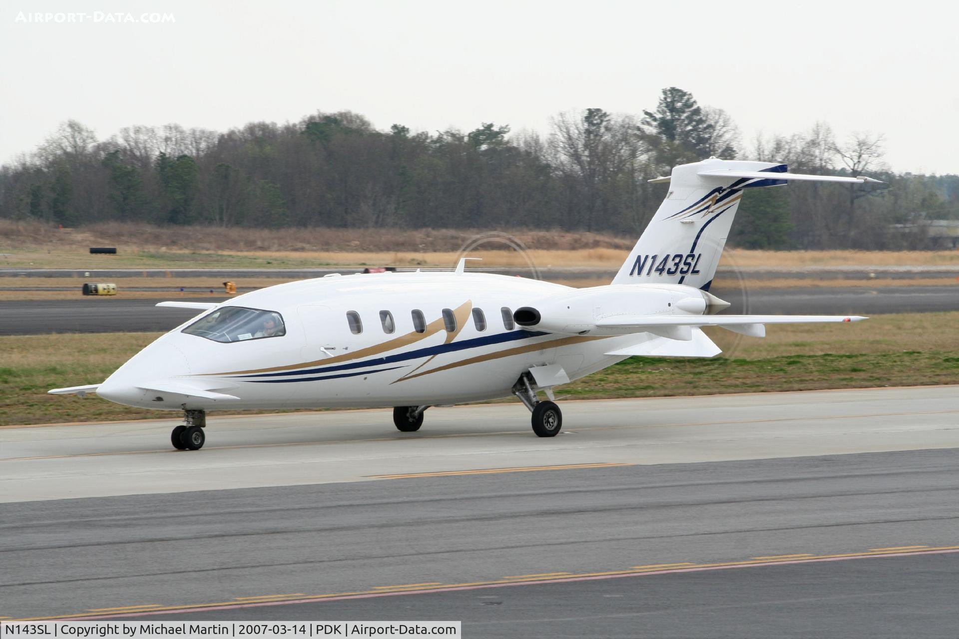 N143SL, 2005 Piaggio P-180 Avanti II C/N 1109, Taxing to Epps Air Service