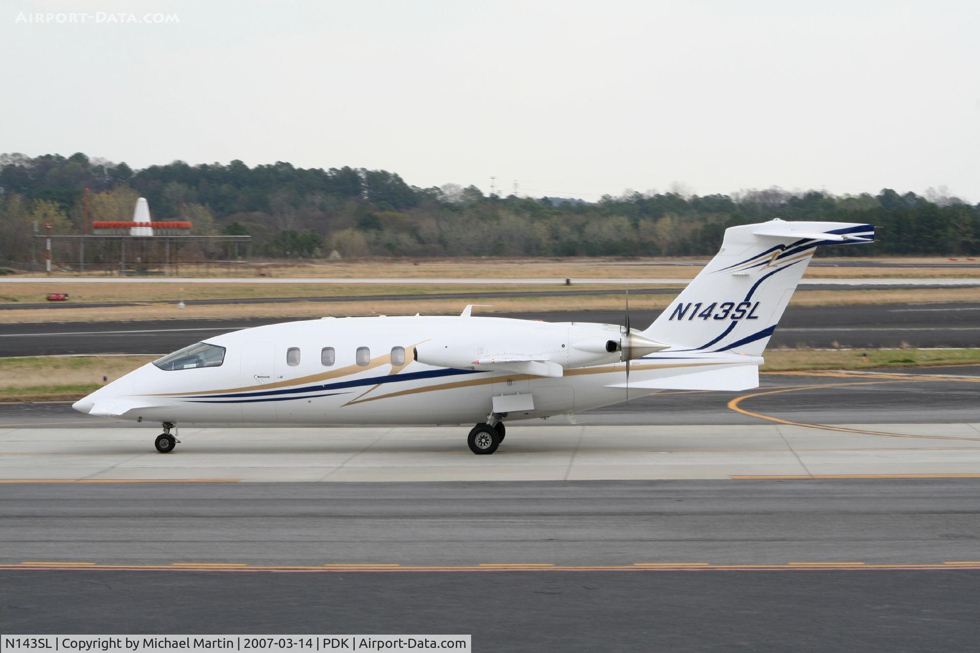 N143SL, 2005 Piaggio P-180 Avanti II C/N 1109, Taxing to Epps Air Service