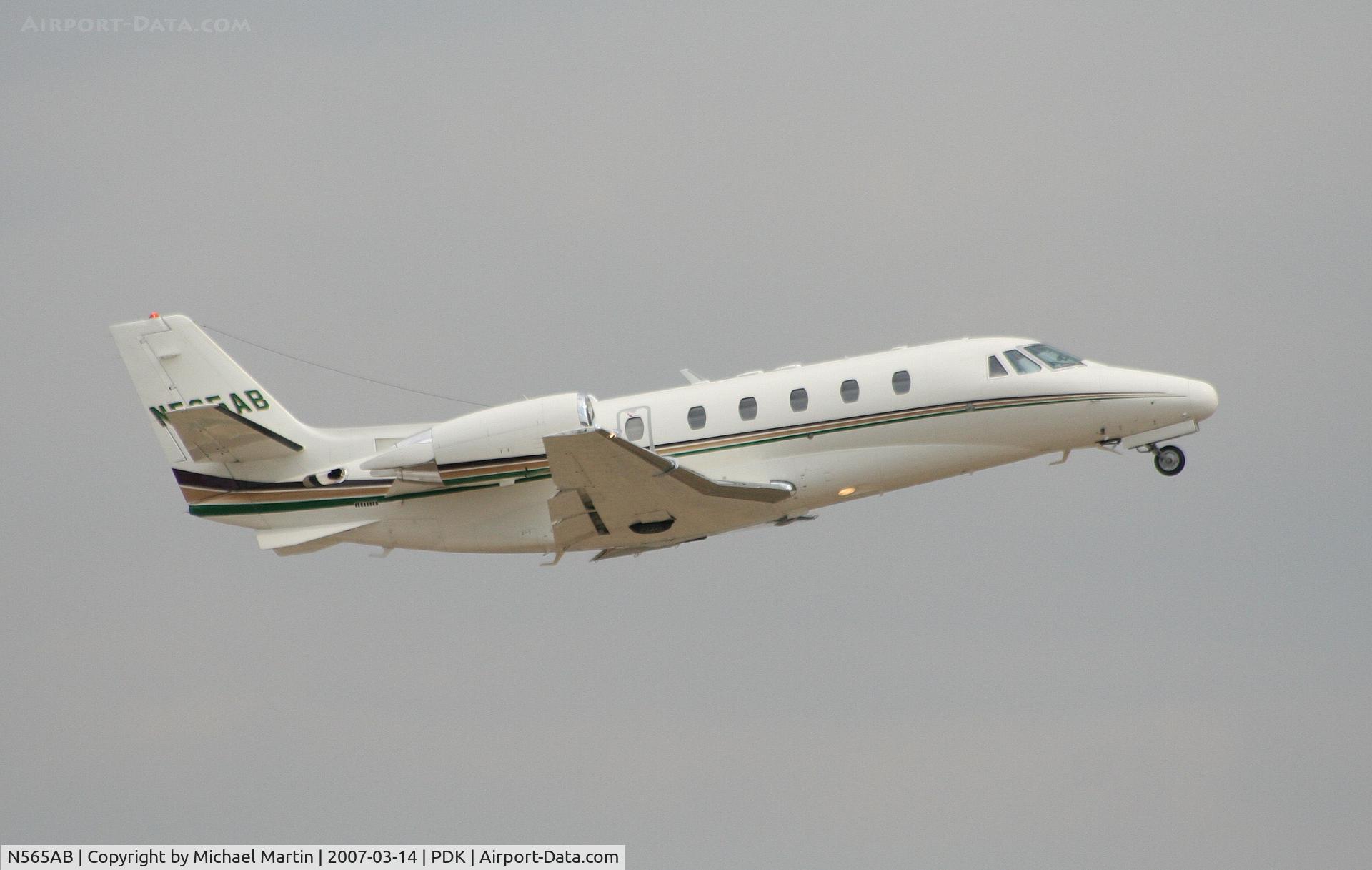 N565AB, 2000 Cessna 560XL C/N 560-5072, Departing PDK enroute to TPA