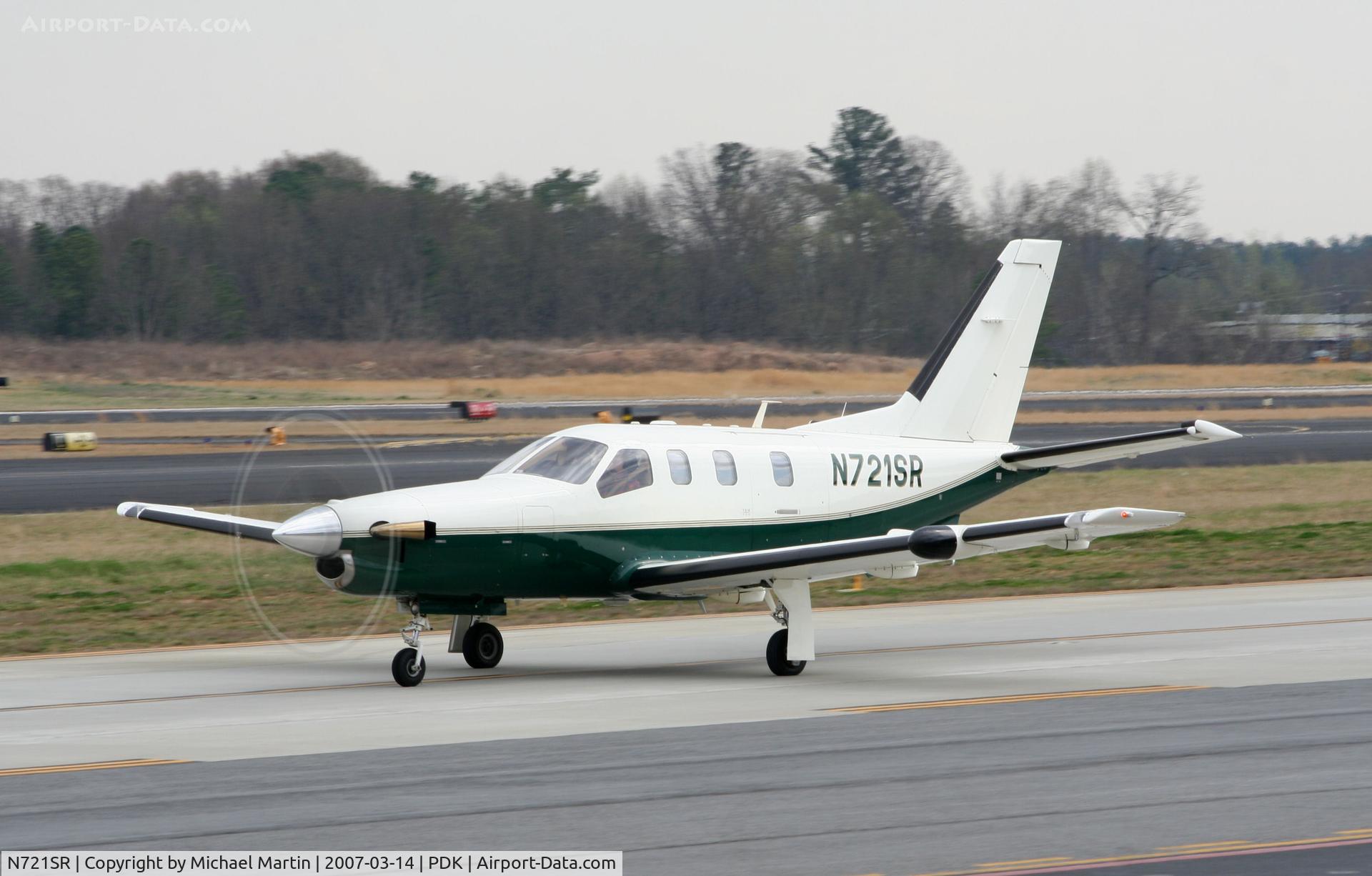 N721SR, 2000 Socata TBM-700 C/N 181, Taxing to Epps Air Service