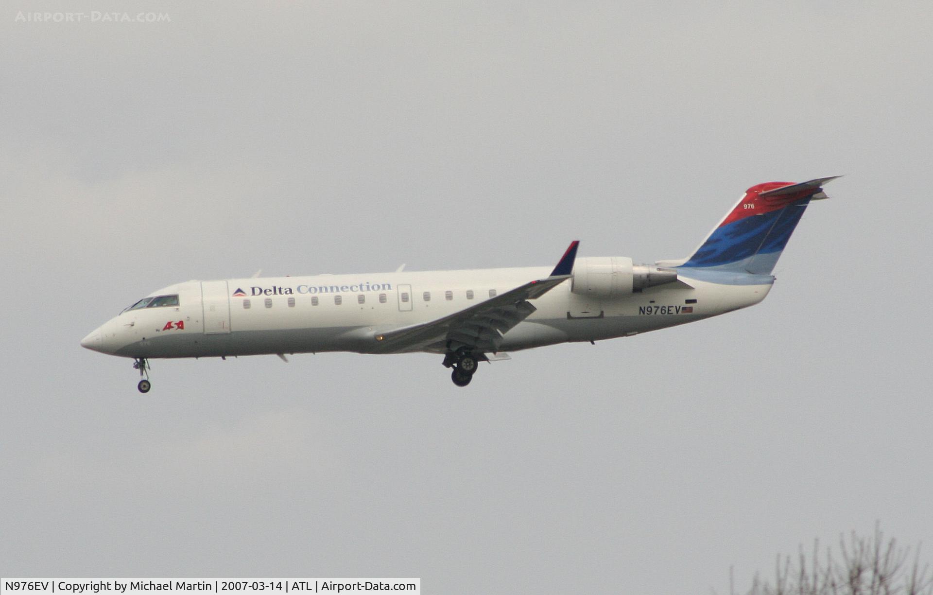 N976EV, 2001 Bombardier CRJ-200ER (CL-600-2B19) C/N 7601, On final for Runway 8R