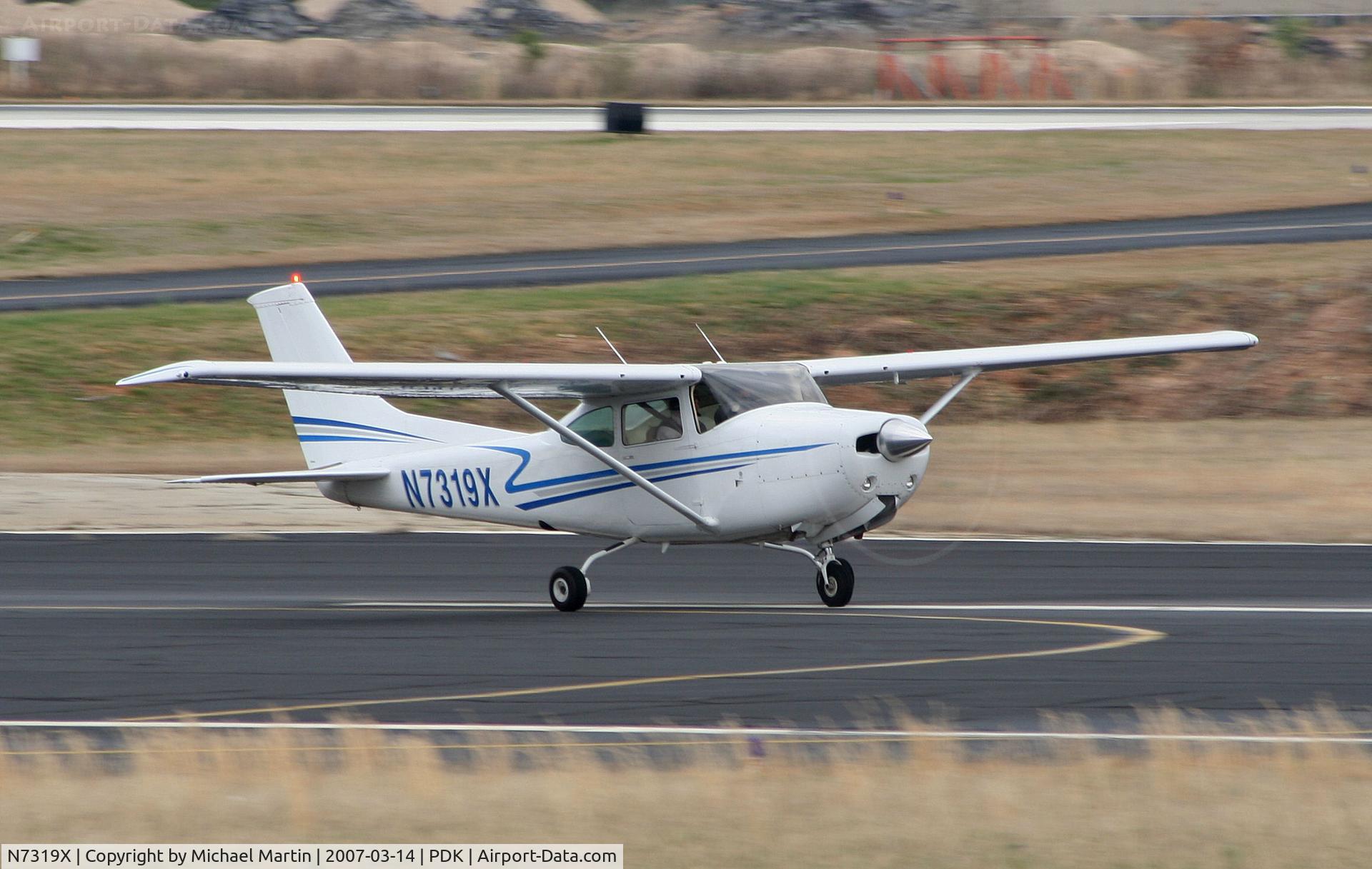 N7319X, 1977 Cessna R182 Skylane RG C/N R18200075, Taking off from Runway 20R