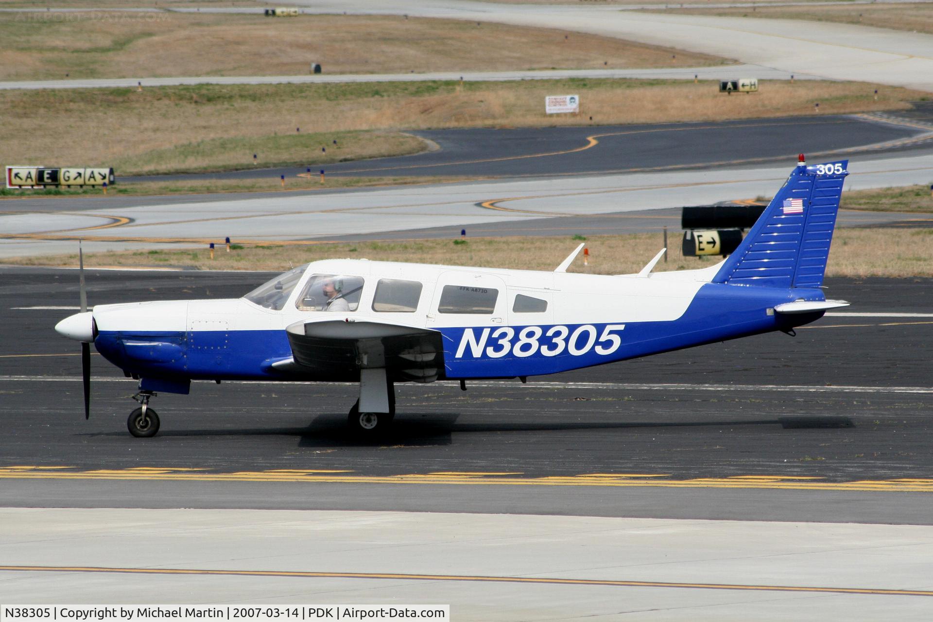 N38305, 1977 Piper PA-32R-300 Cherokee Lance C/N 32R-7780413, Taxing to Epps Air Service