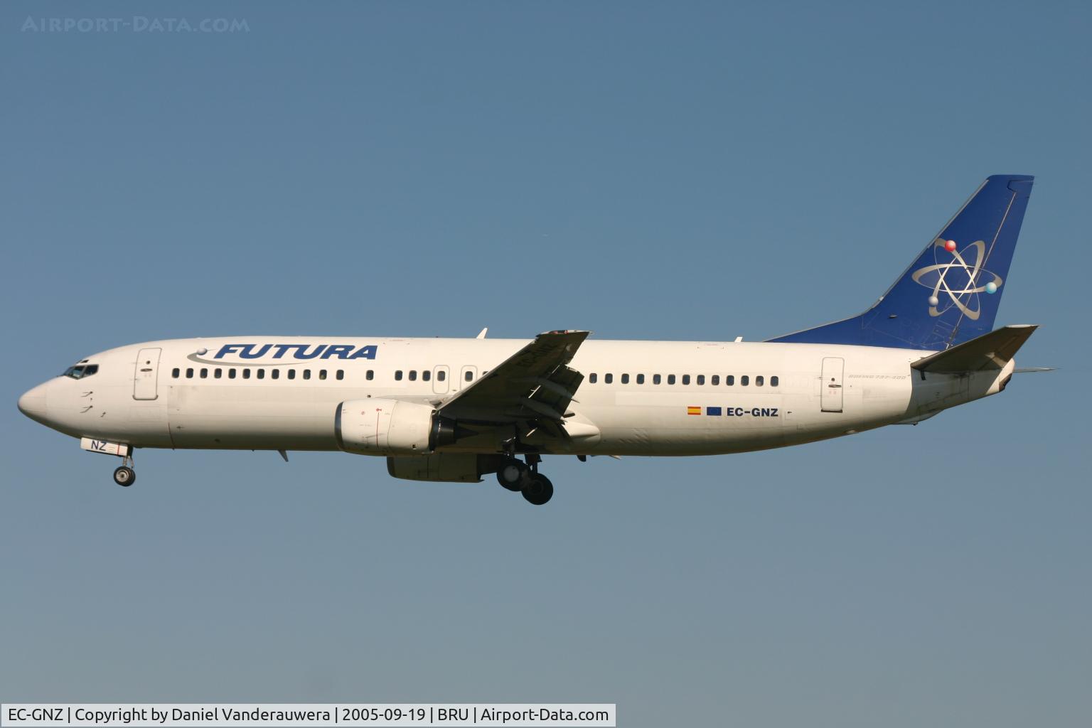 EC-GNZ, 1992 Boeing 737-4Y0 C/N 25178, descending to rwy 25L