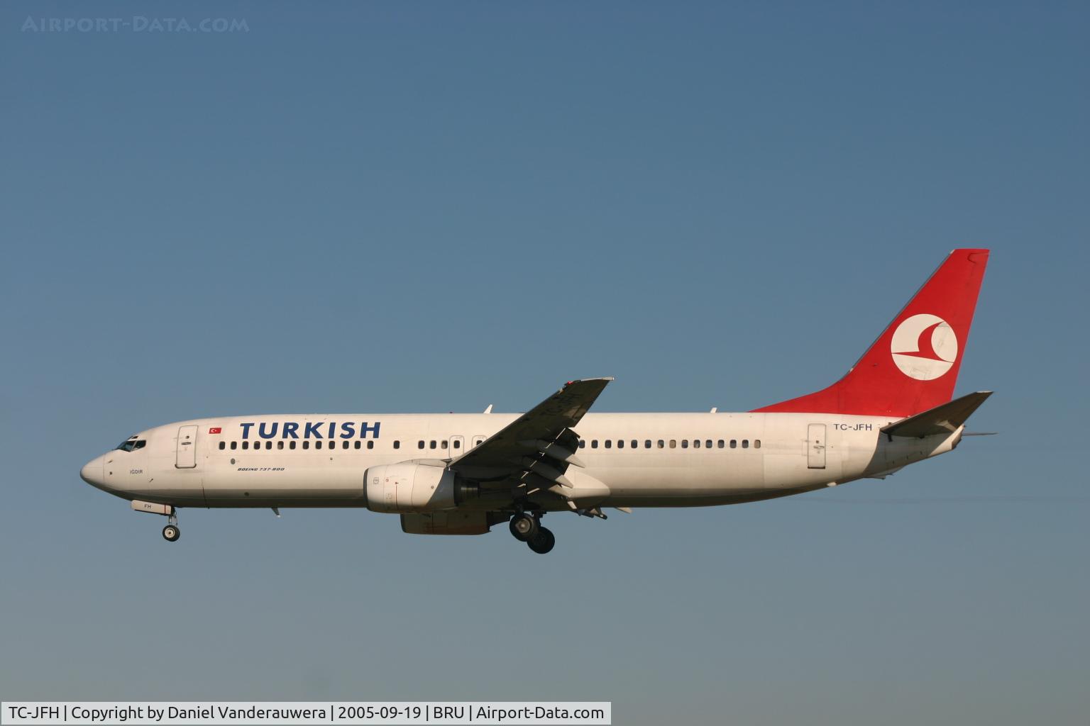 TC-JFH, 1998 Boeing 737-8F2 C/N 29770, descending to rwy 25L
