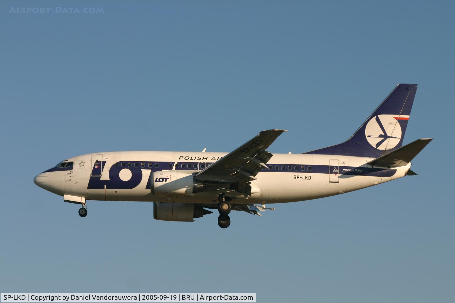 SP-LKD, 1992 Boeing 737-55D C/N 27419, descending to rwy 25L