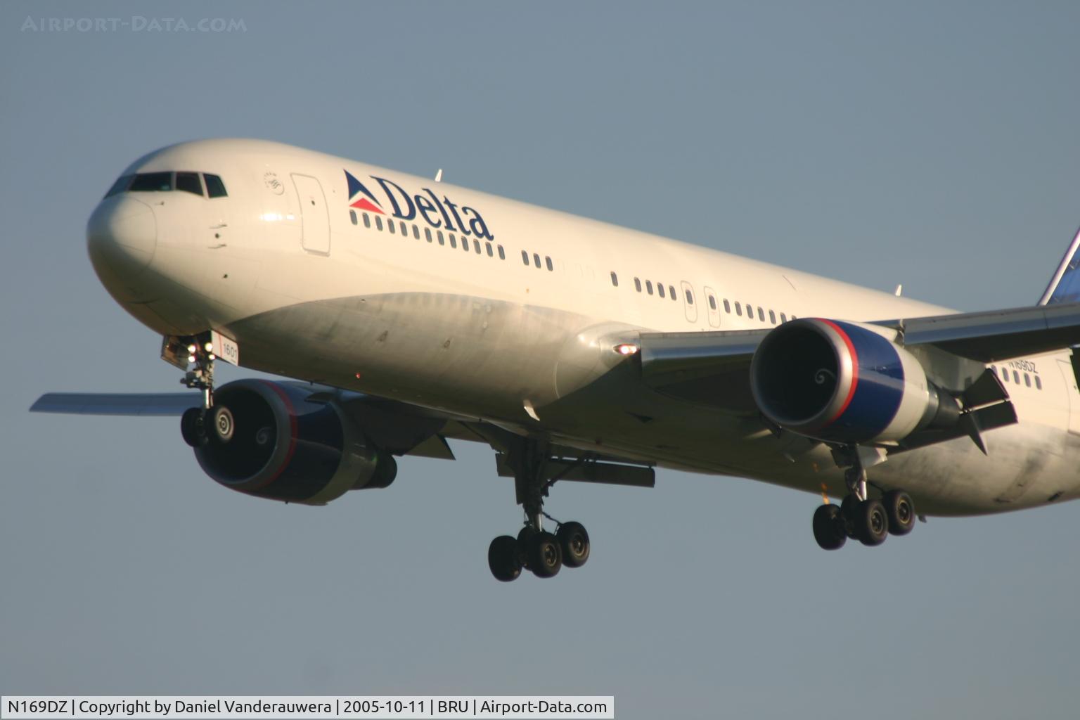 N169DZ, 1998 Boeing 767-332 C/N 29689, descending to rwy 25L