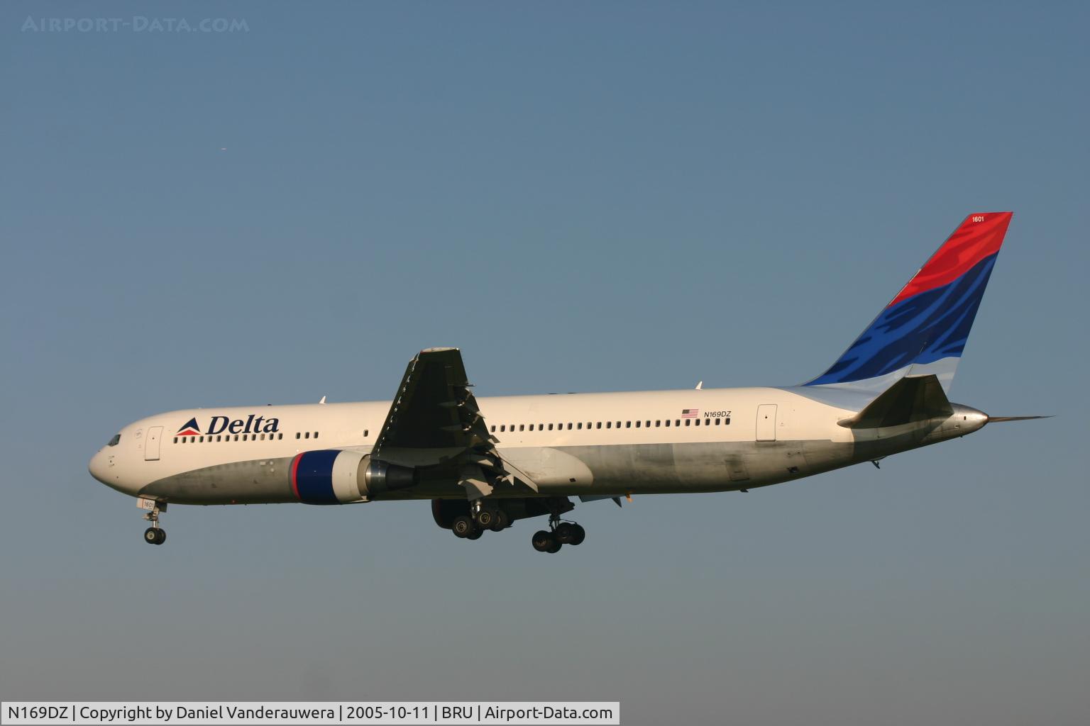 N169DZ, 1998 Boeing 767-332 C/N 29689, shortly before landing on rwy 25L