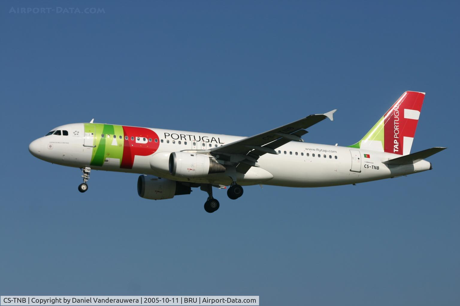 CS-TNB, 1991 Airbus A320-231 C/N 0191, descending to rwy 25L