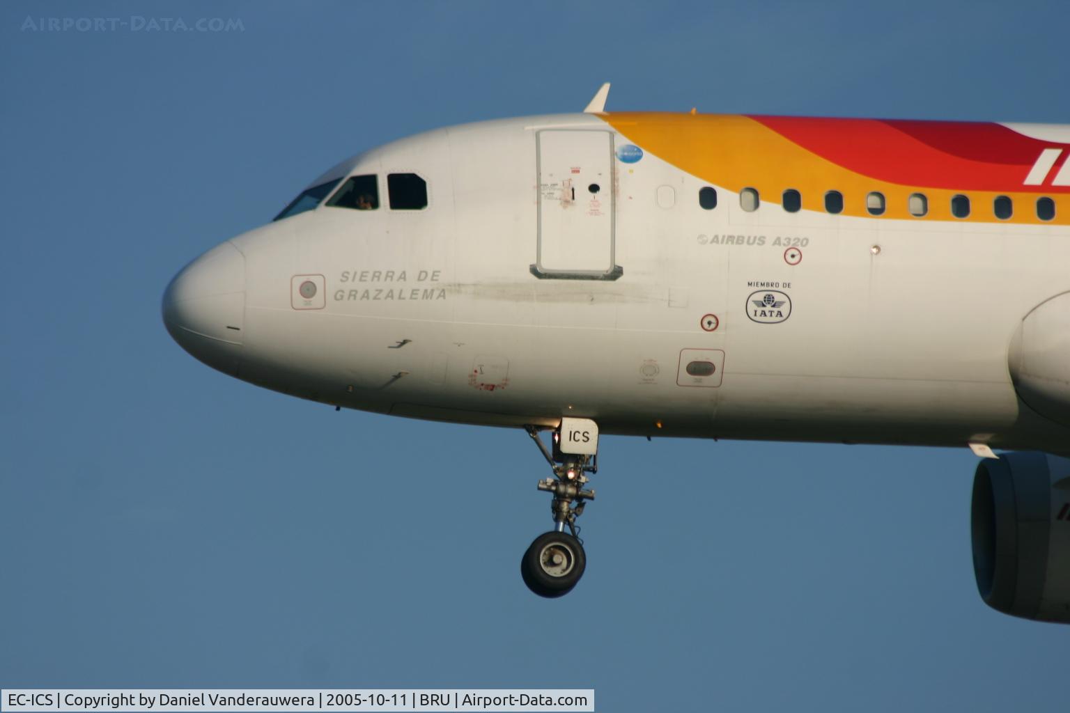 EC-ICS, 1991 Airbus A320-211 C/N 0241, descending to rwy 25L