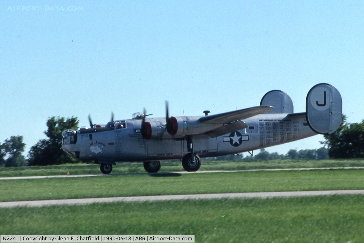 N224J, 1944 Consolidated B-24J-85-CF Liberator C/N 1347 (44-44052), Landing after fly by