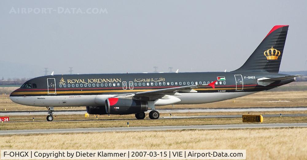 F-OHGX, 2006 Airbus A320-232 C/N 2953, Royal Jordanian A320 taxiing to the gate
