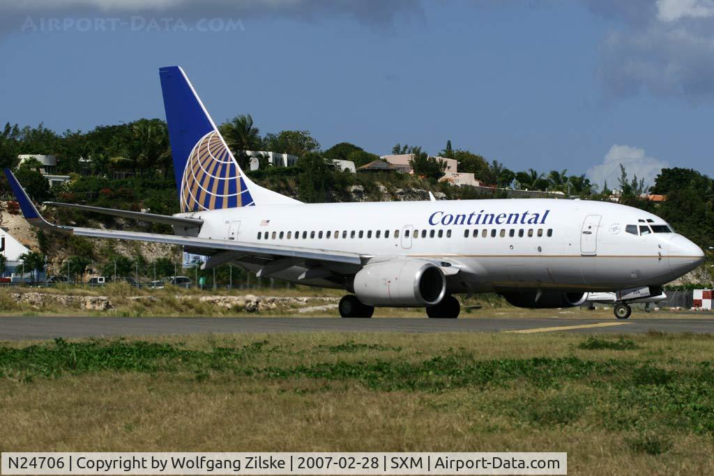 N24706, 1998 Boeing 737-724 C/N 28767, visitor