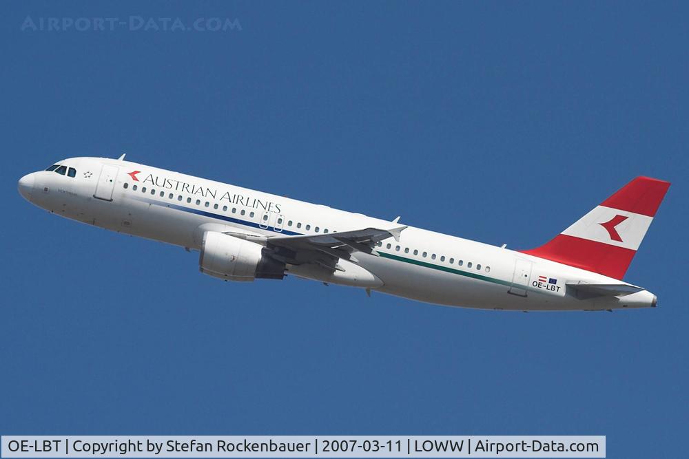 OE-LBT, 2000 Airbus A320-214 C/N 1387, Still in old c/s.