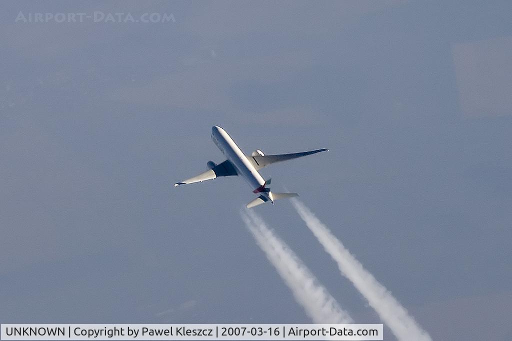 UNKNOWN, Contrails Various C/N Unknown, Emirates in International Airspace