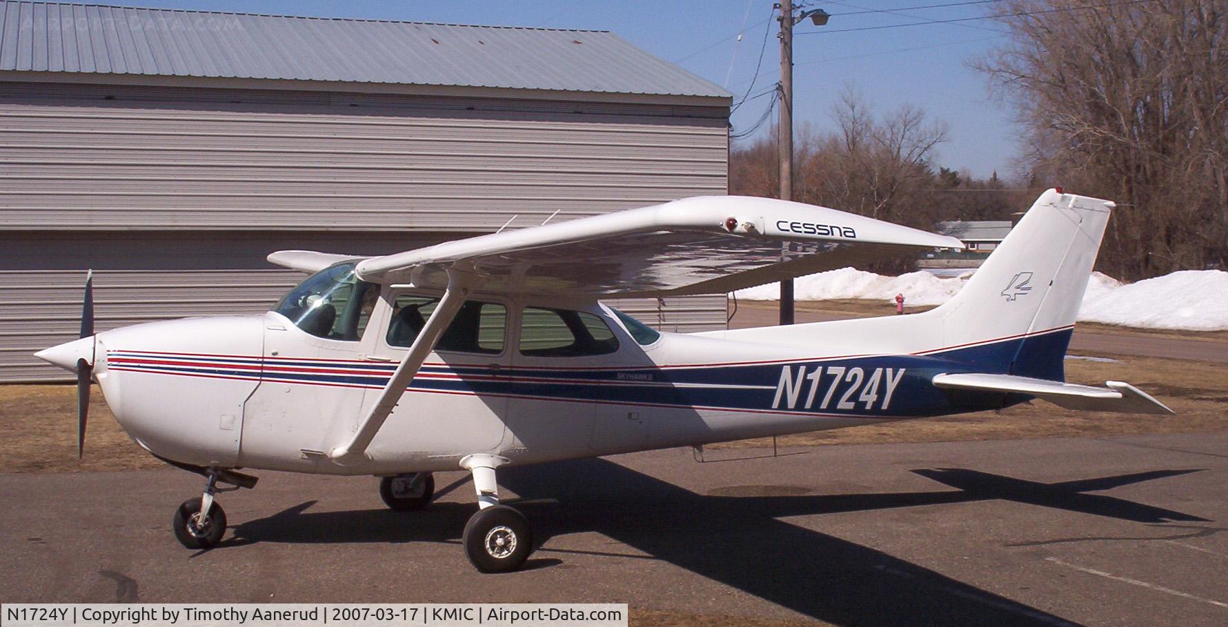 N1724Y, 1977 Cessna 172N Skyhawk C/N 17268676, Yankee Flying Club, Just outside of it's hangar at KMIC