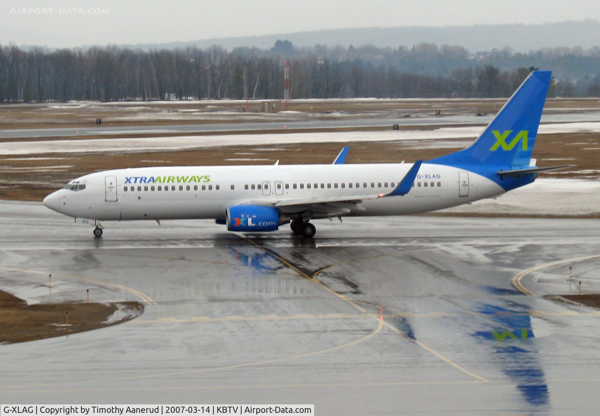 G-XLAG, 2002 Boeing 737-86N C/N 33003, Departing Burlington, VT