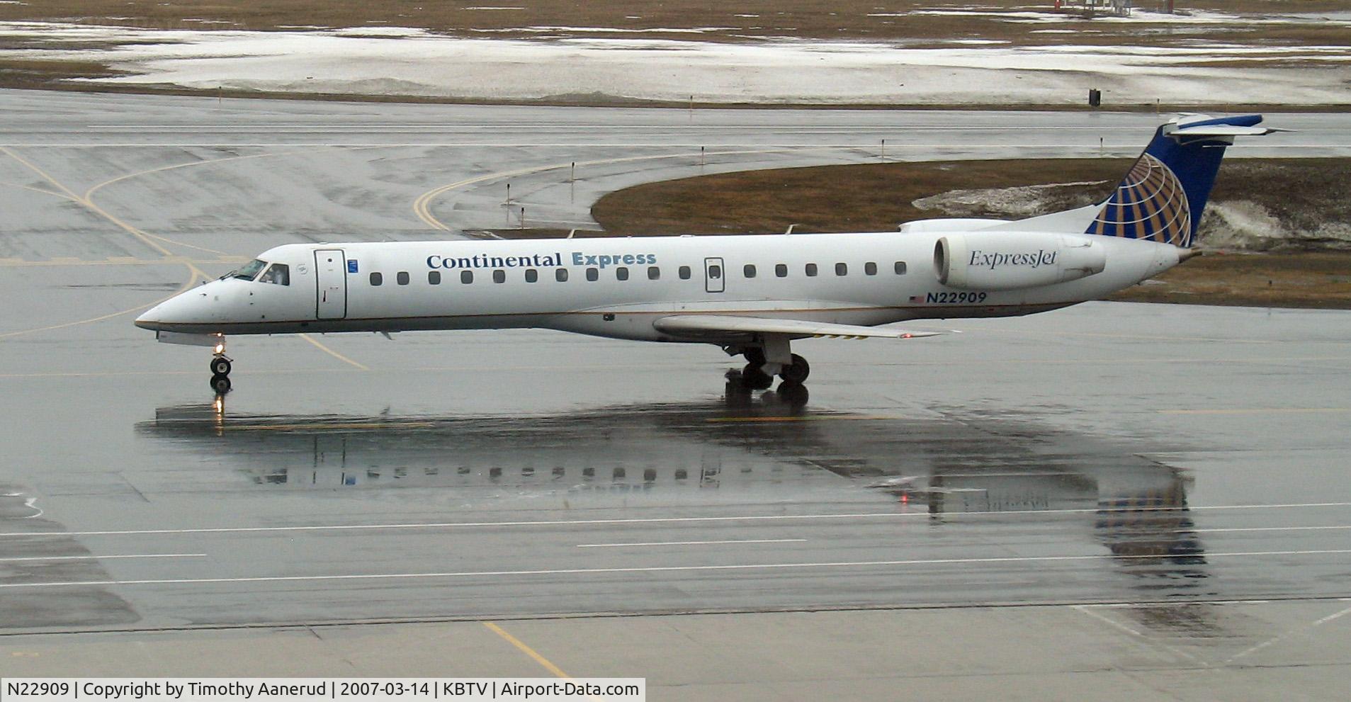 N22909, 2001 Embraer ERJ-145LR (EMB-145LR) C/N 145459, Departing Burlington, VT