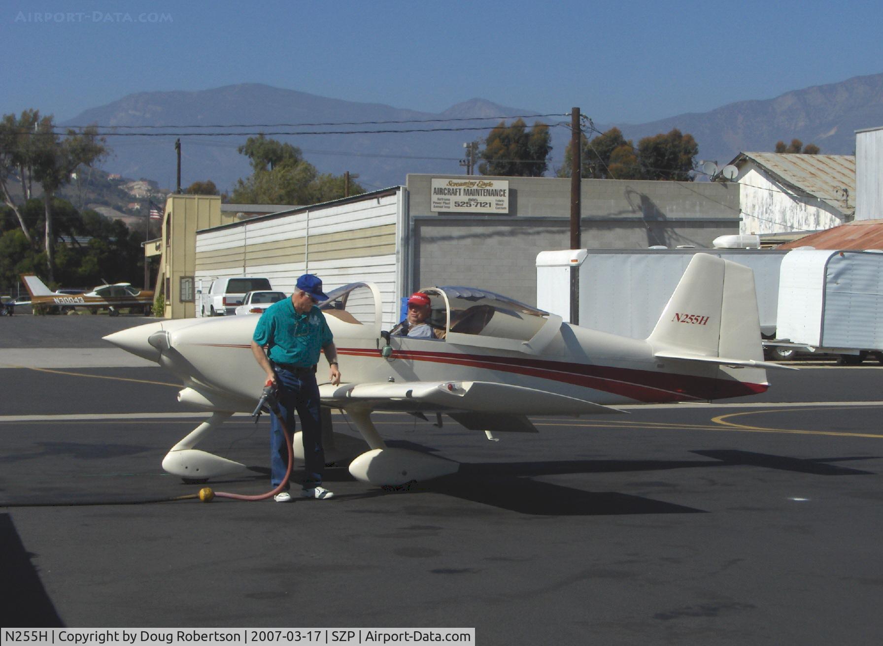 N255H, Vans RV-6A C/N 60132, 2001 Hutchinson/Briegleb Van's RV-6A, refueling