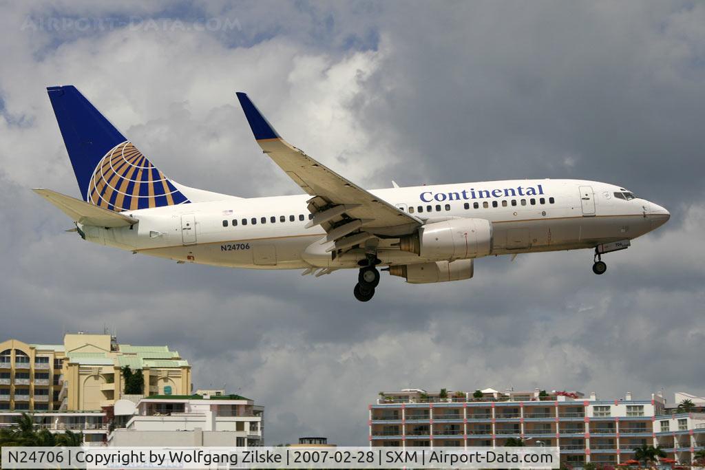 N24706, 1998 Boeing 737-724 C/N 28767, visitor