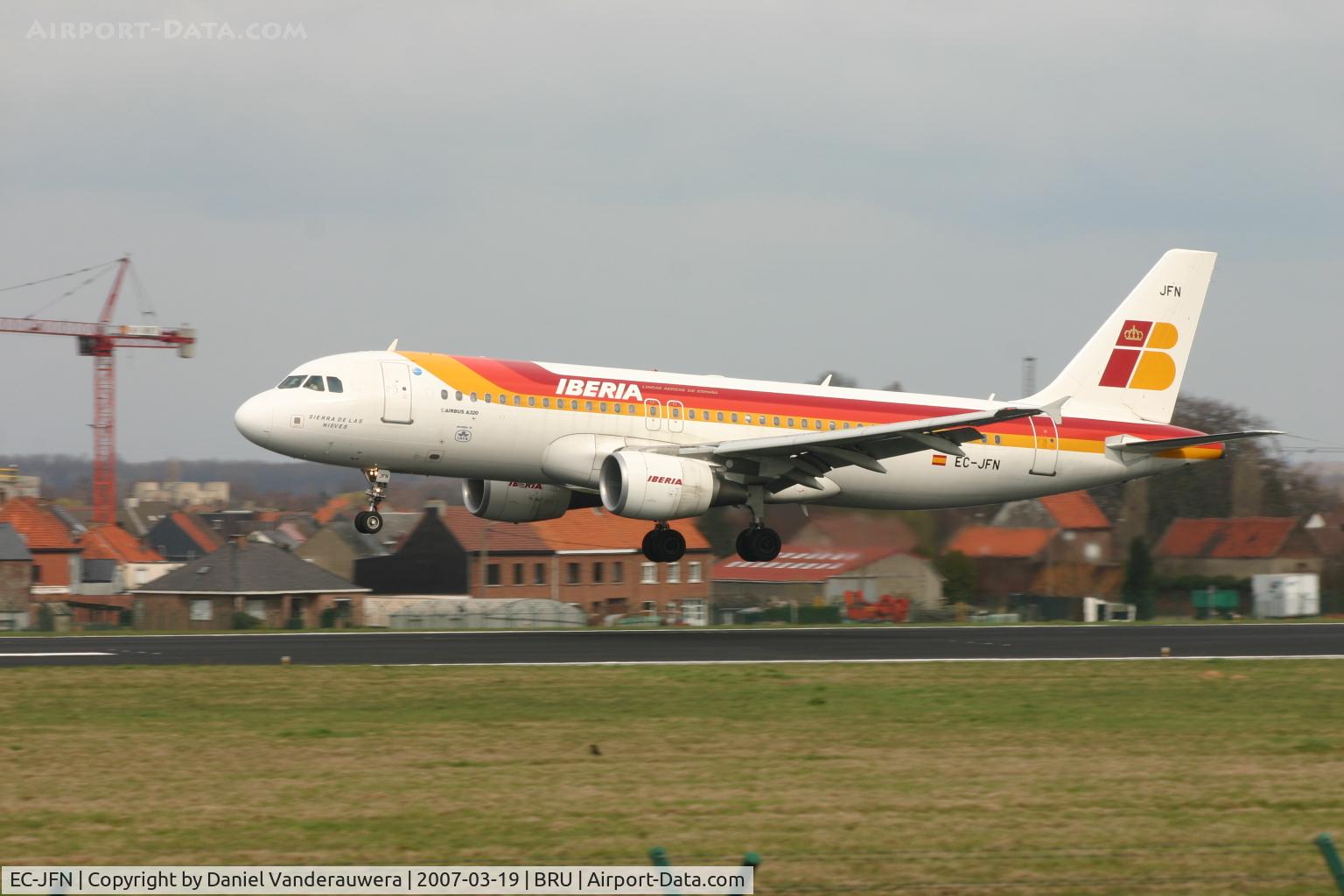 EC-JFN, 2005 Airbus A320-214 C/N 2391, several seconds before touching rwy 25L
