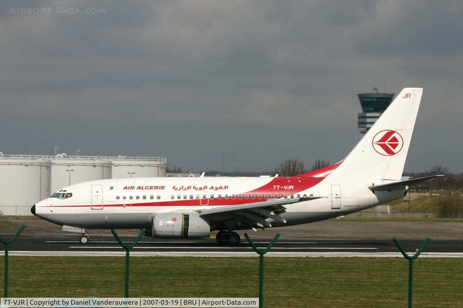 7T-VJR, 2002 Boeing 737-6D6 C/N 30545, reducing the speed on rwy 25L