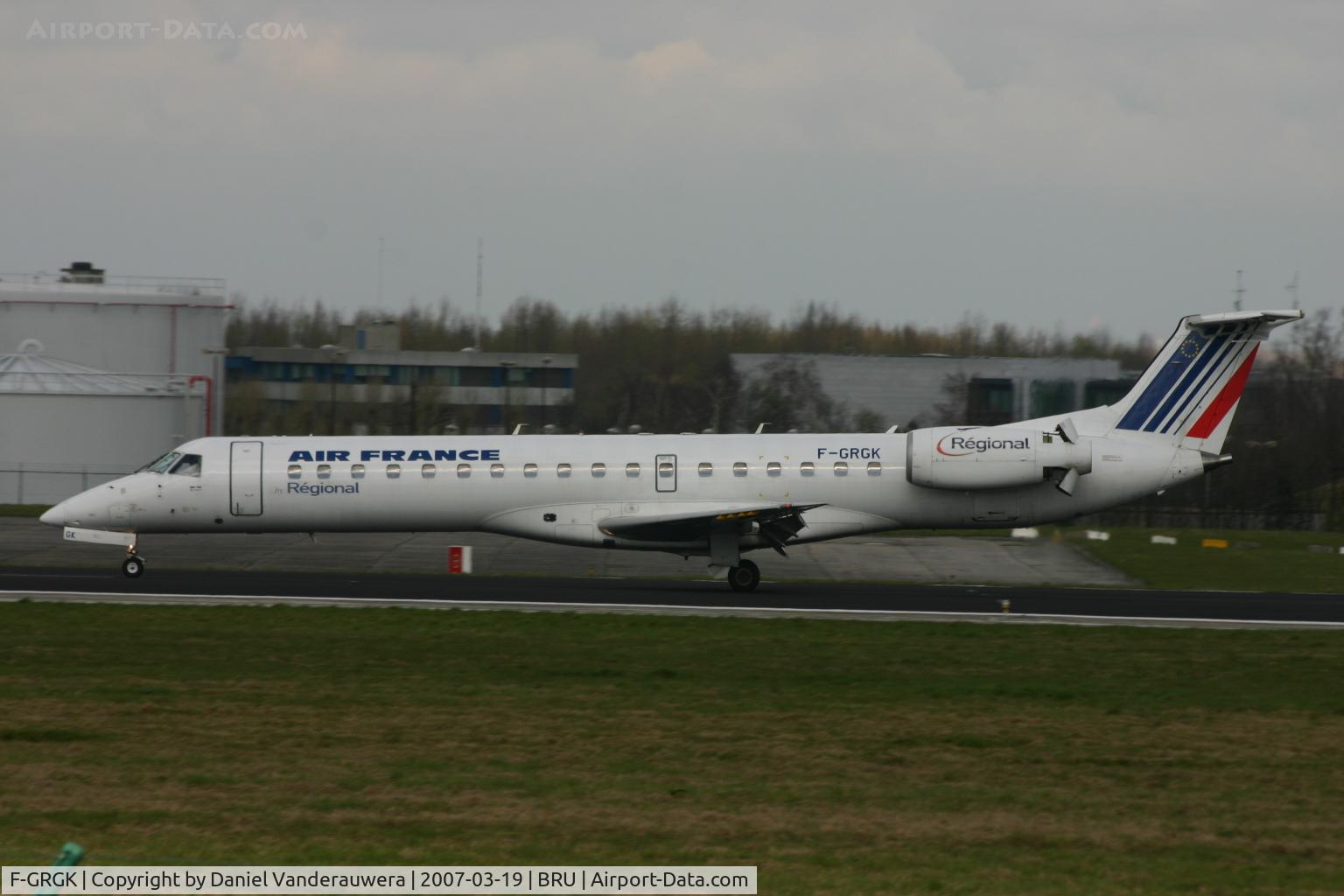 F-GRGK, 2000 Embraer EMB-145EU (ERJ-145EU) C/N 145324, arrival under clouds