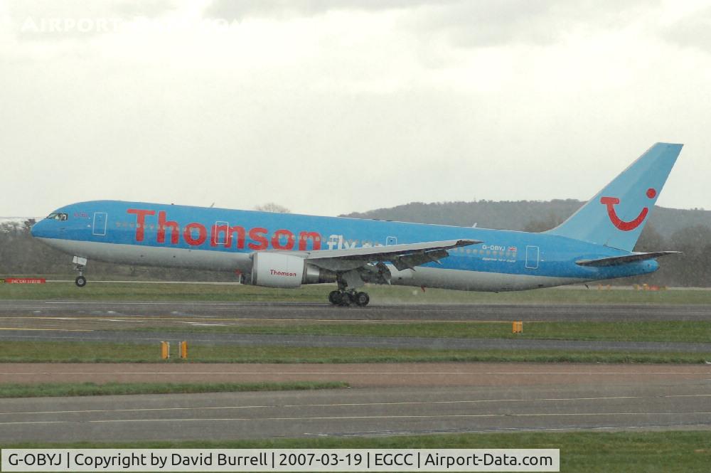 G-OBYJ, 2000 Boeing 767-304 C/N 29384, Thomson - Landing in snow.