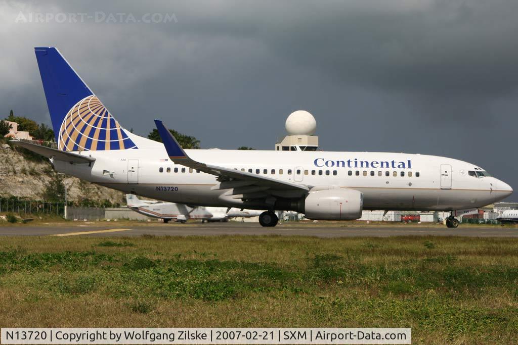 N13720, 1999 Boeing 737-724 C/N 28939, visitor