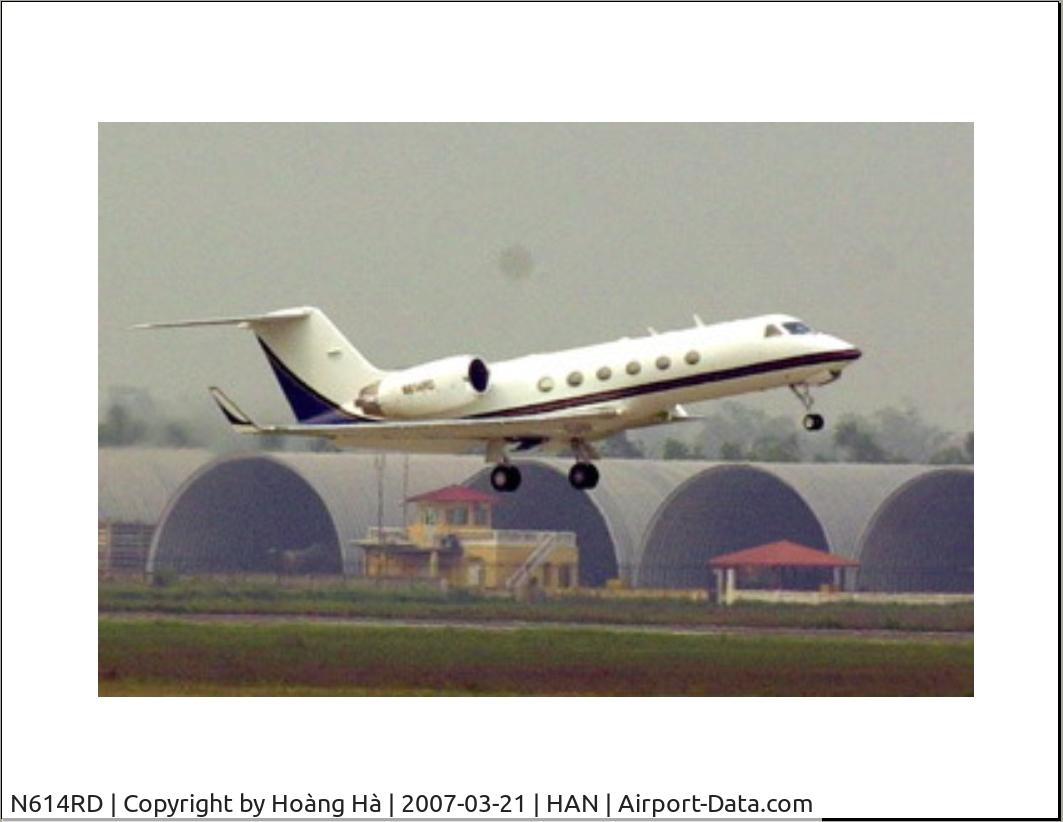 N614RD, 1986 Gulfstream Aerospace G-IV C/N 1006, Angelina Jolie's private aircraft leaving NoiBai International airport carrying with her new adopted child, Pax Thien