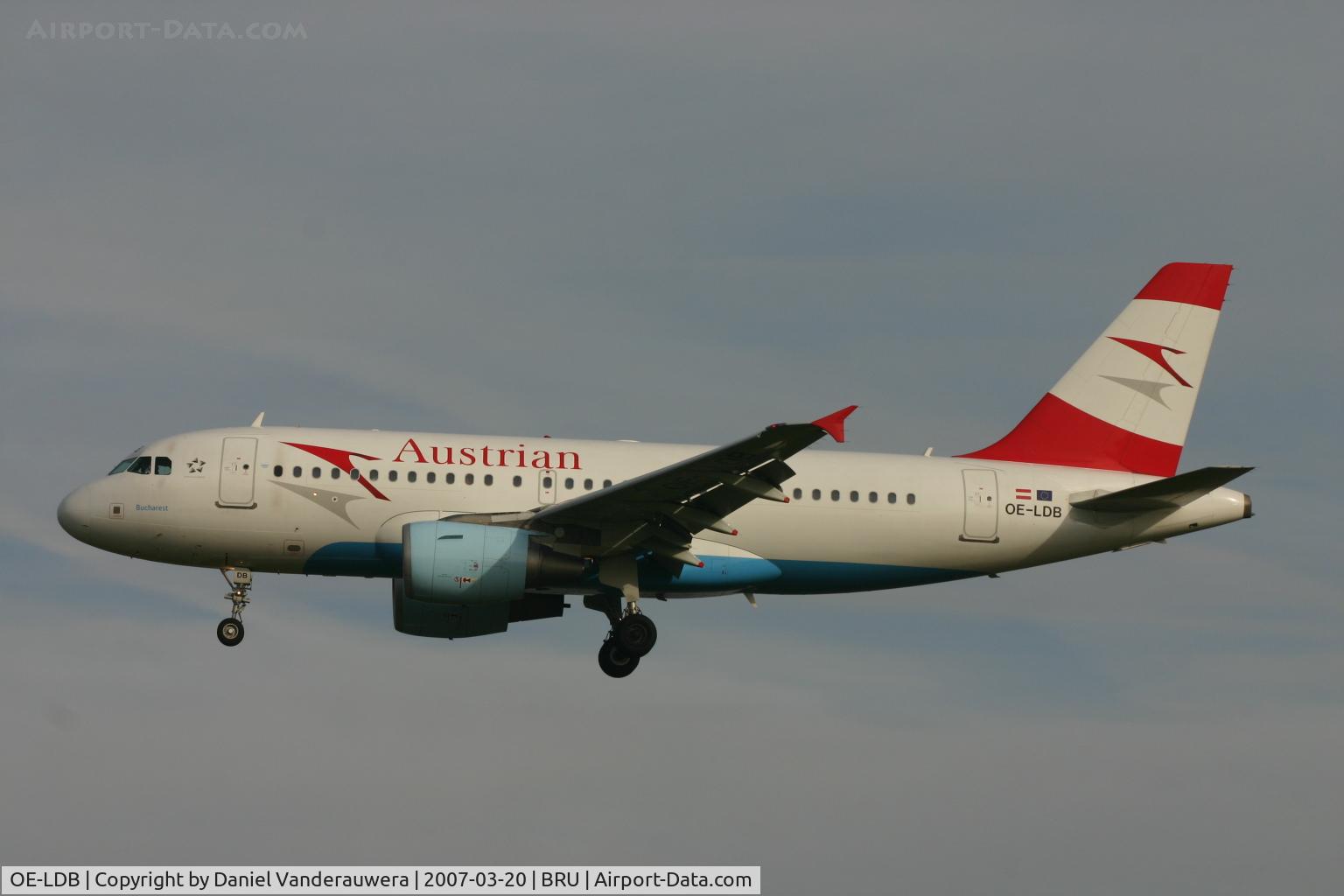 OE-LDB, 2004 Airbus A319-112 C/N 2174, flight OS351 is descending to rwy 25L