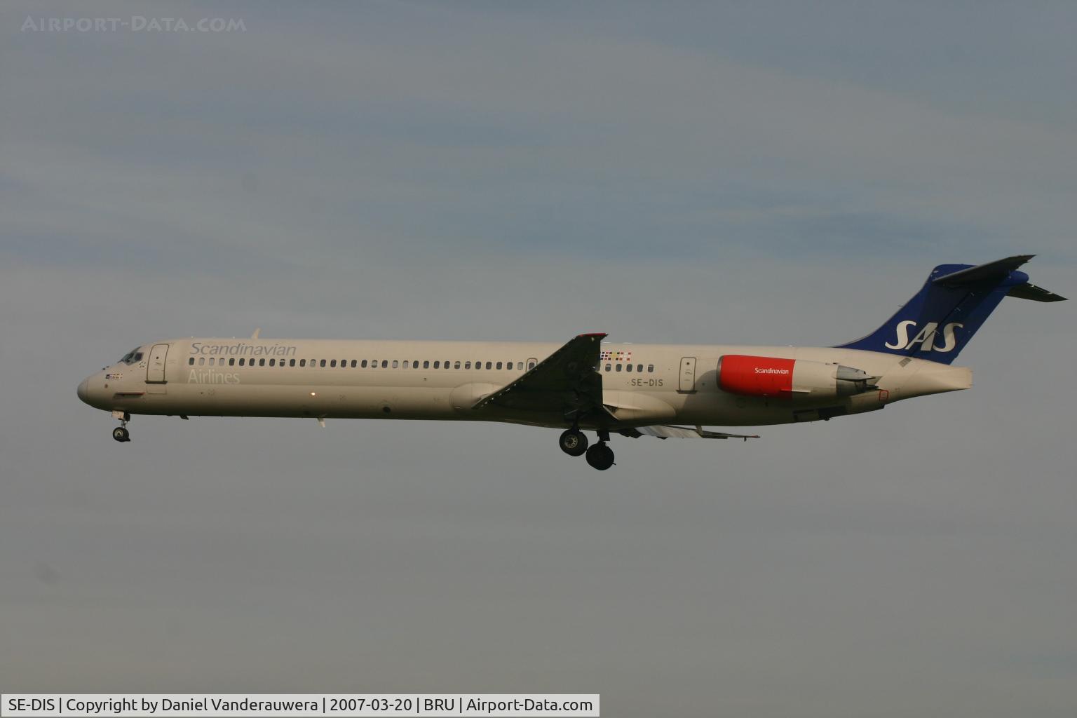 SE-DIS, 1991 McDonnell Douglas MD-81 (DC-9-81) C/N 53006, flight SK1591 is descending to rwy 25L