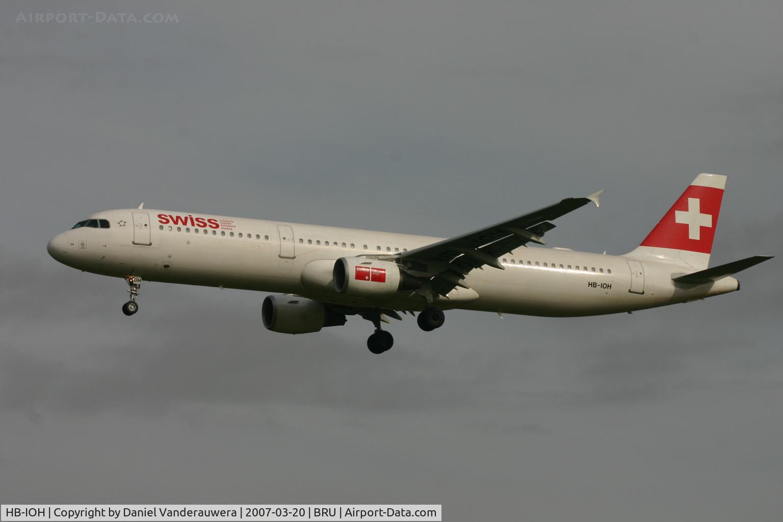 HB-IOH, 1997 Airbus A321-111 C/N 664, arrival of flight LX786