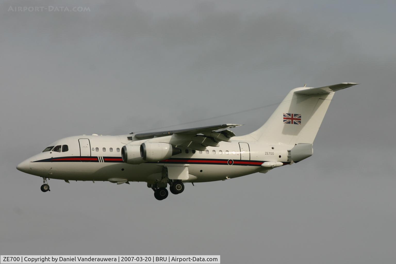 ZE700, 1984 British Aerospace BAe.146-100 CC.2 C/N E1021, descending to rwy 25L