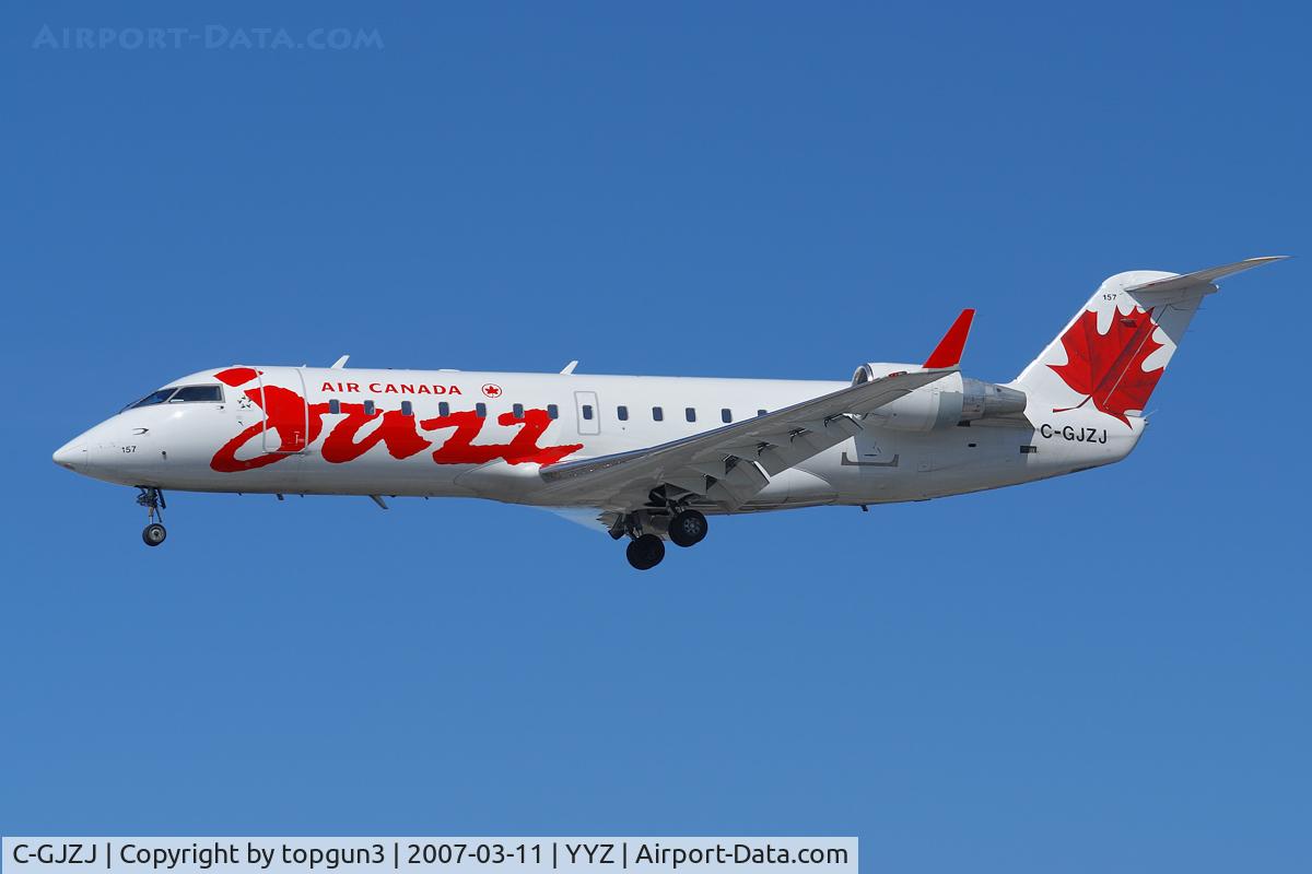 C-GJZJ, 2001 Bombardier CRJ-200ER (CL-600-2B19) C/N 7553, Short final for RWY23.