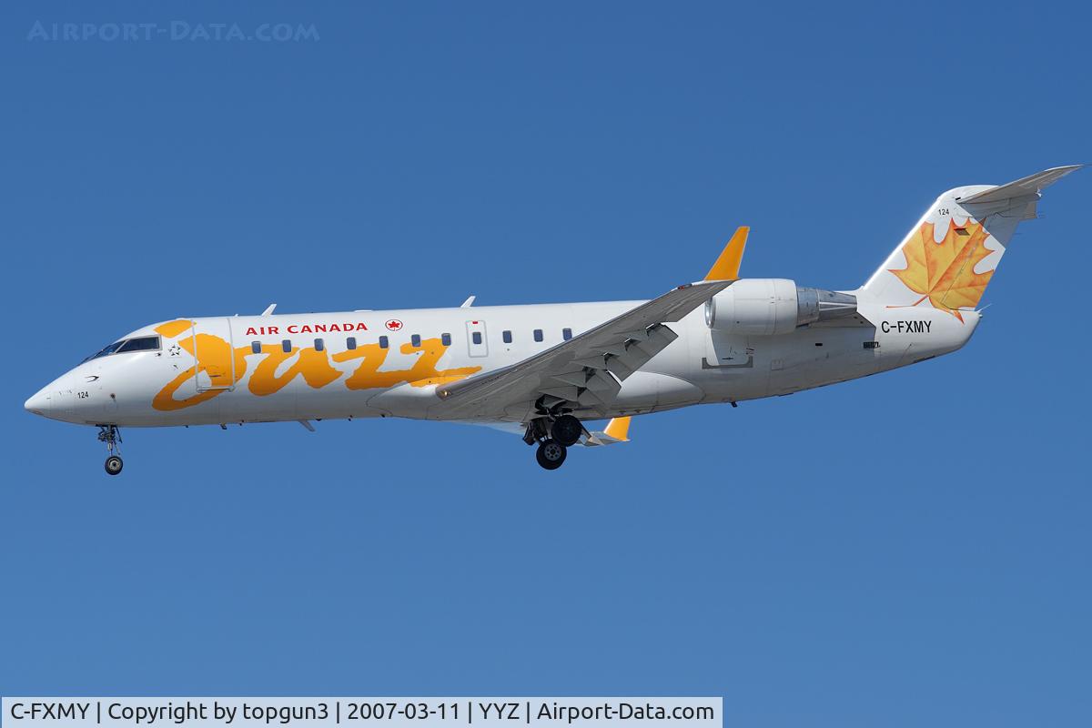 C-FXMY, 1996 Canadair CRJ-200ER (CL-600-2B19) C/N 7124, Short final for RWY23.