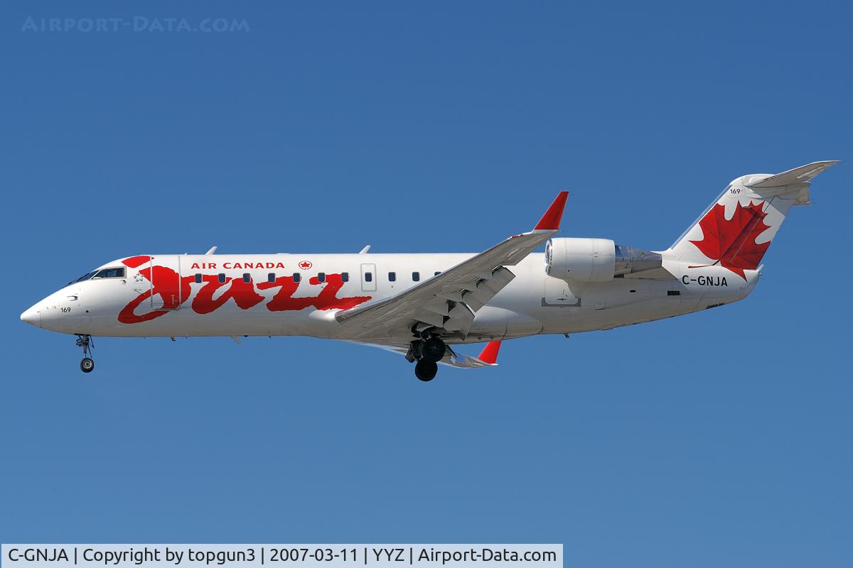 C-GNJA, 2004 b CRJ-200ER (CL-600-2B19) C/N 8004, Short final for RWY23.