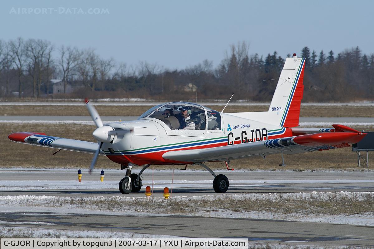 C-GJOR, 2001 Zlin Z-242L C/N 0746, taxiing on Alpha.
