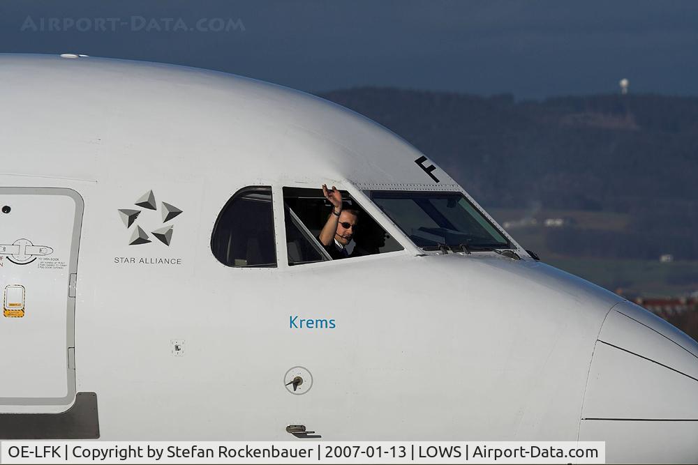 OE-LFK, 1995 Fokker 70 (F-28-0070) C/N 11555, Give the crowd a wave.