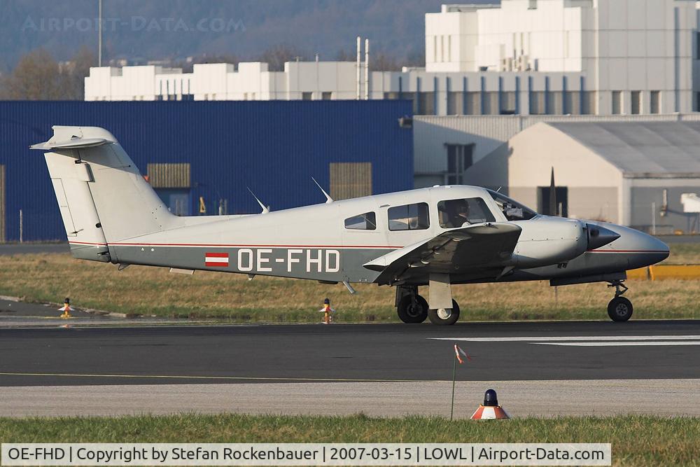 OE-FHD, Piper PA-44-180 Seminole C/N 44-7995111, Starting on RWY 09