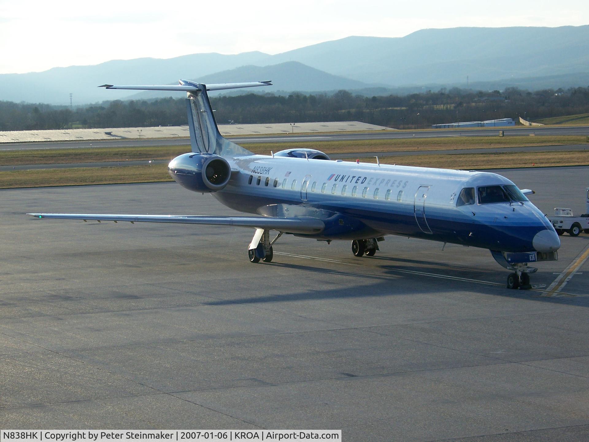 N838HK, 2000 Embraer ERJ-145LR (EMB-145LR) C/N 145321, Getting ready to load passengers for the flight to ORD.