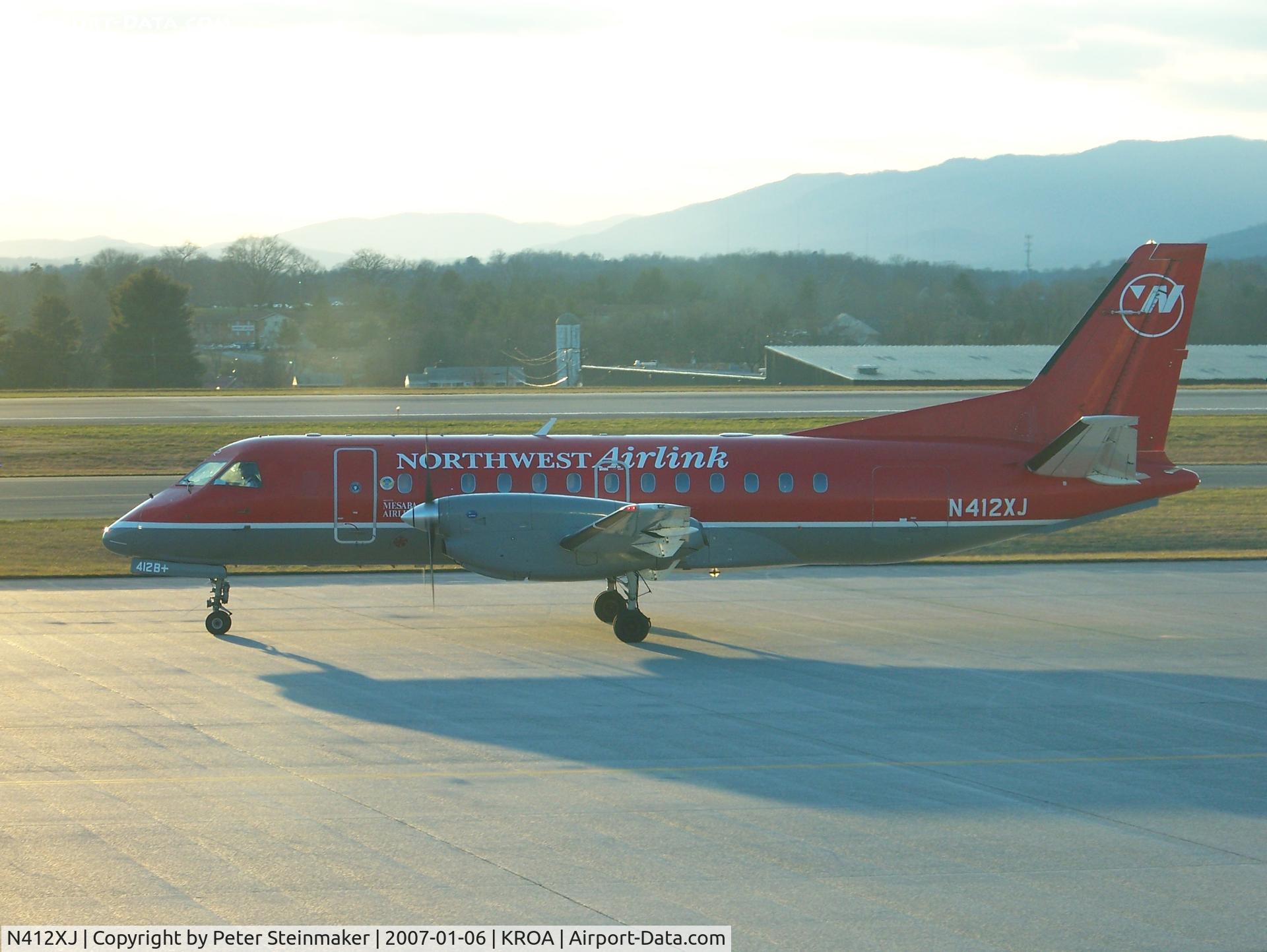 N412XJ, Saab 340B C/N 340B-412, Taxiing to runway 33.
