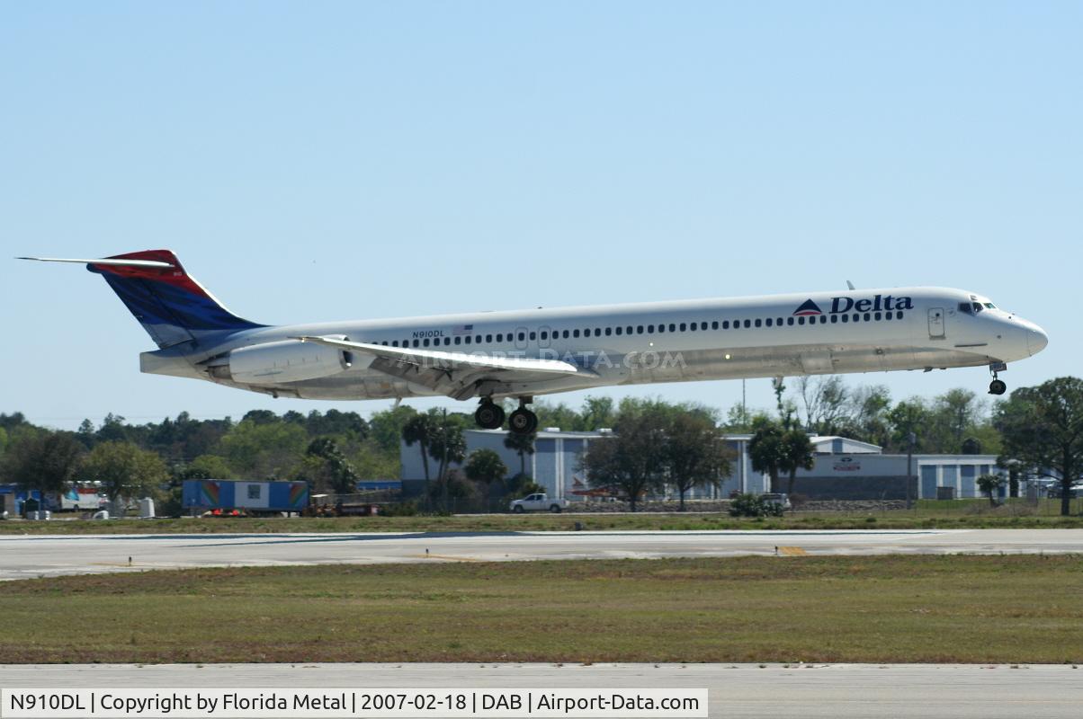 N910DL, 1987 McDonnell Douglas MD-88 C/N 49541, MD-88