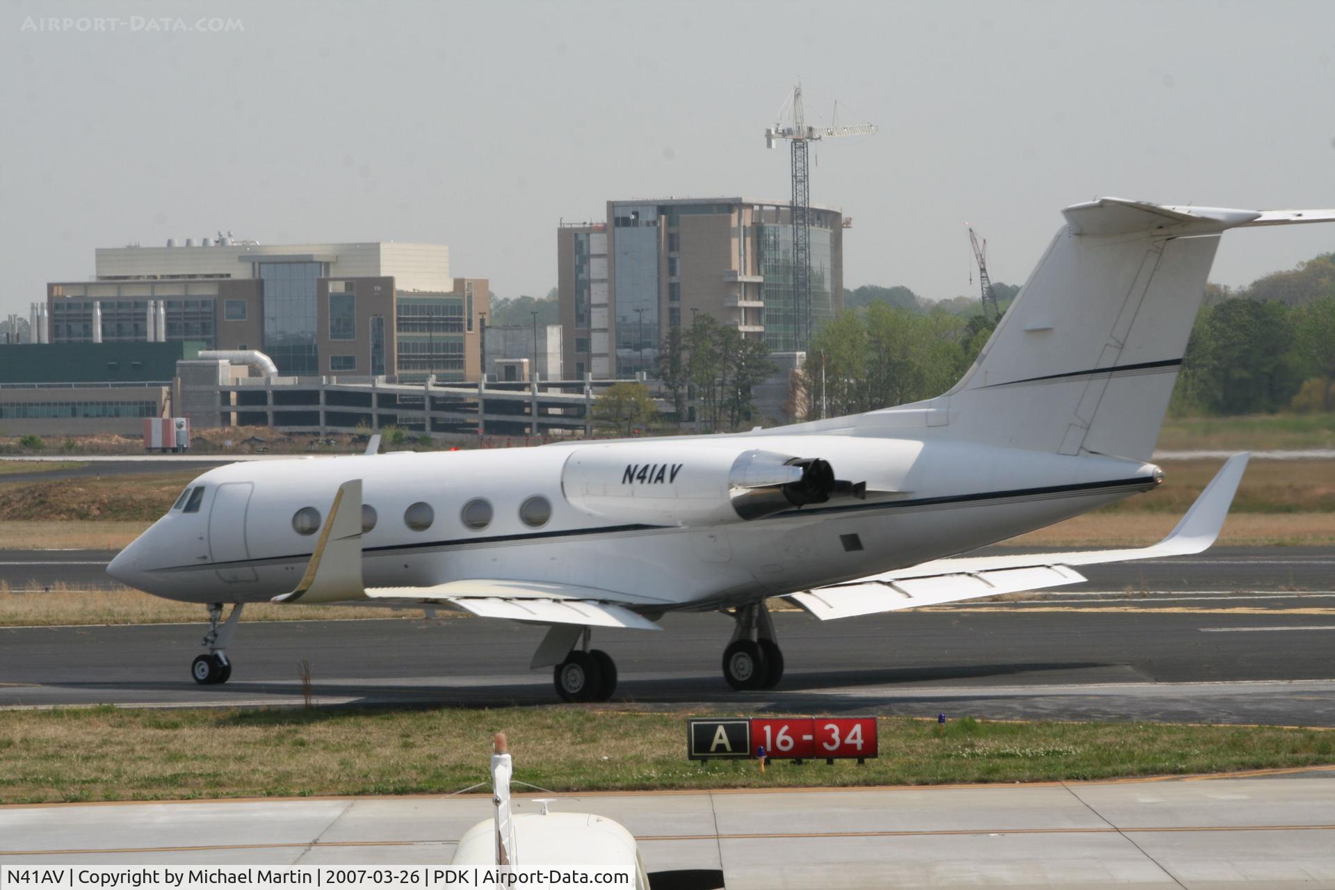 N41AV, 1969 Grumman G-1159 Gulfstream II C/N 61, Taxing to Runway 20L