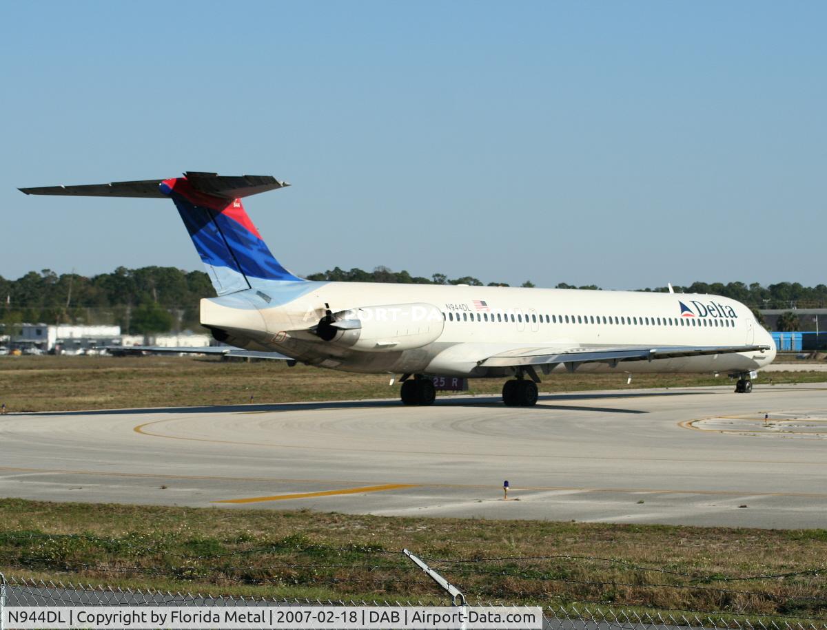N944DL, 1989 McDonnell Douglas MD-88 C/N 49817, Delta