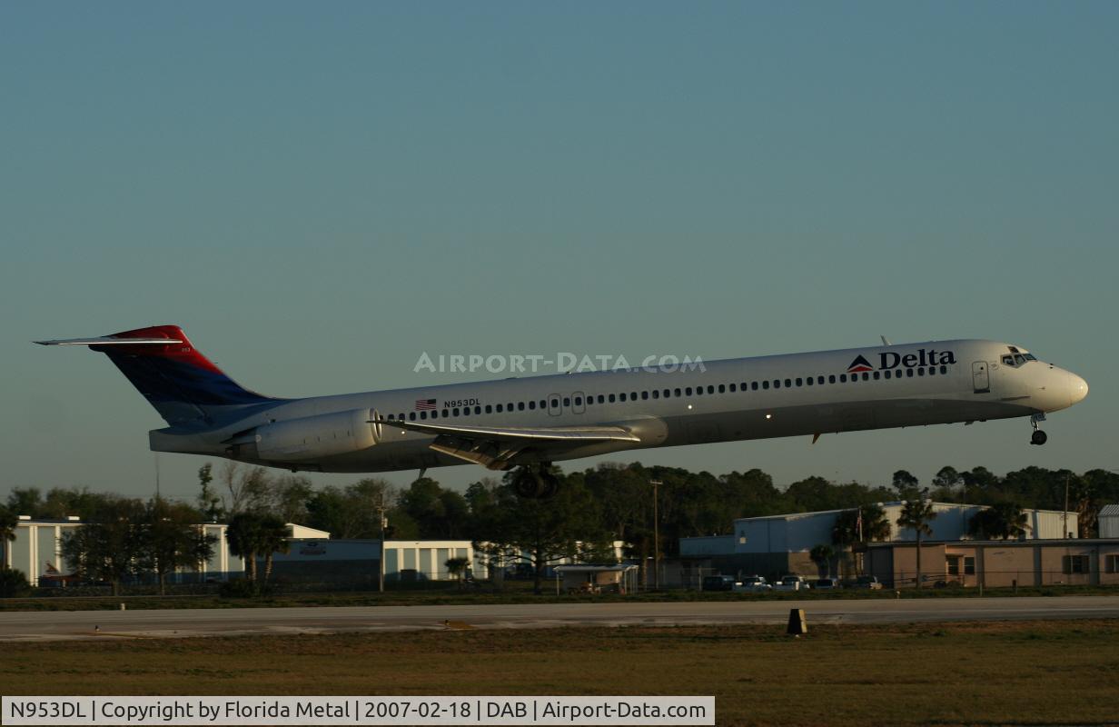 N953DL, 1990 McDonnell Douglas MD-88 C/N 49884, Delta