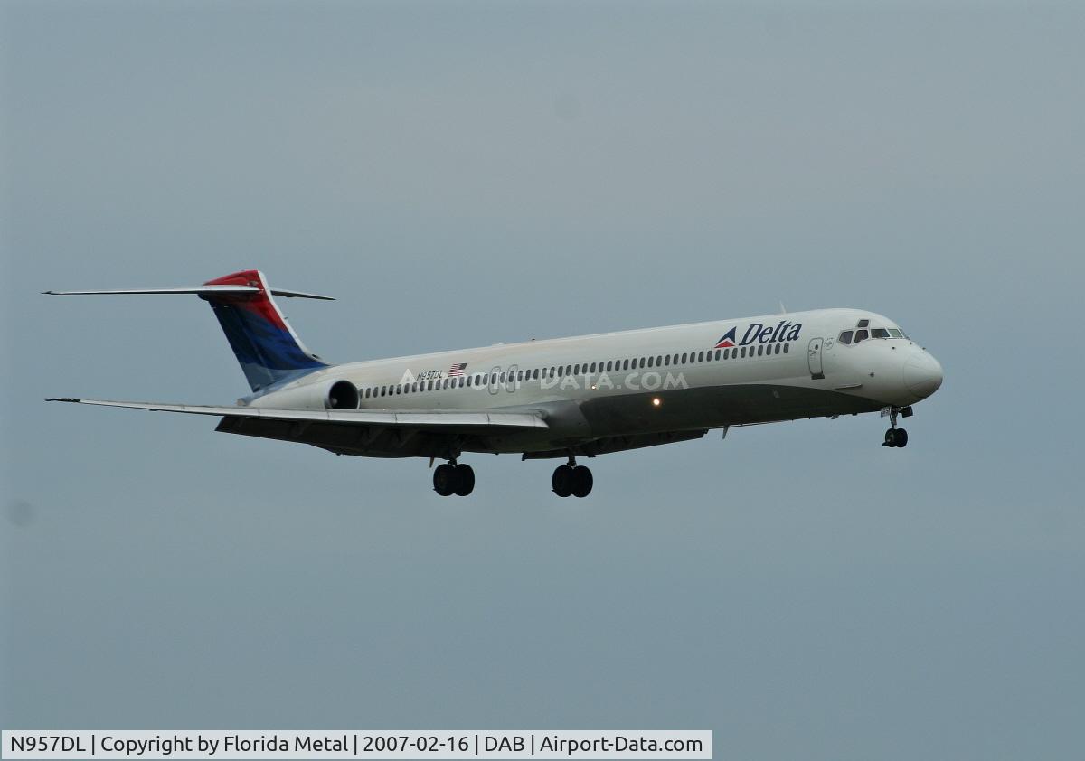 N957DL, 1990 McDonnell Douglas MD-88 C/N 49976, Delta
