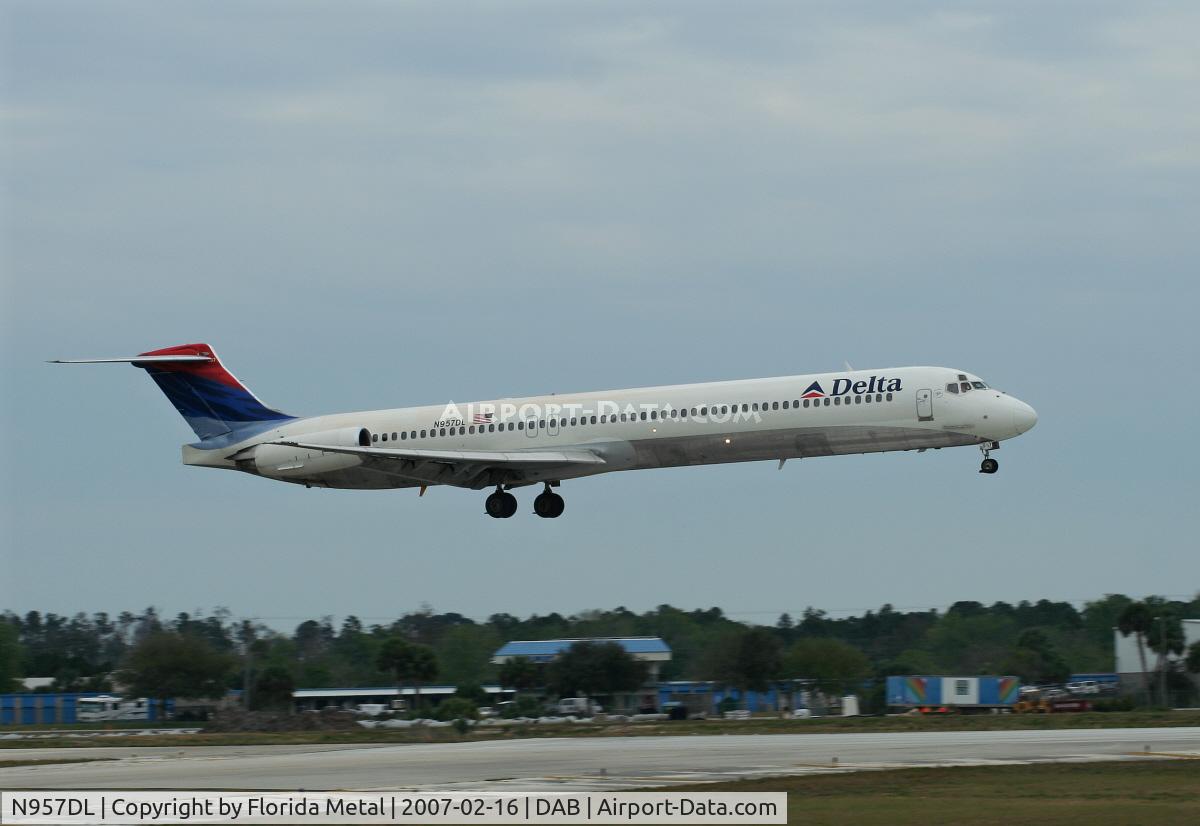 N957DL, 1990 McDonnell Douglas MD-88 C/N 49976, Delta