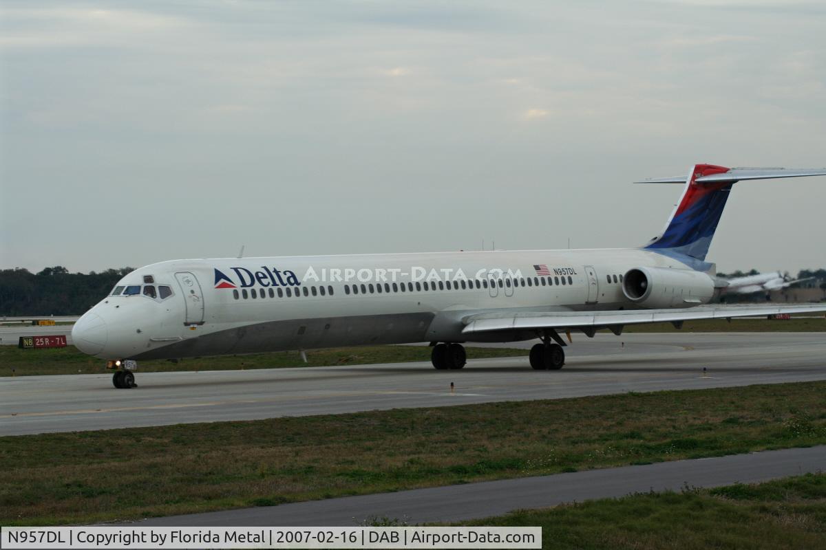 N957DL, 1990 McDonnell Douglas MD-88 C/N 49976, Delta