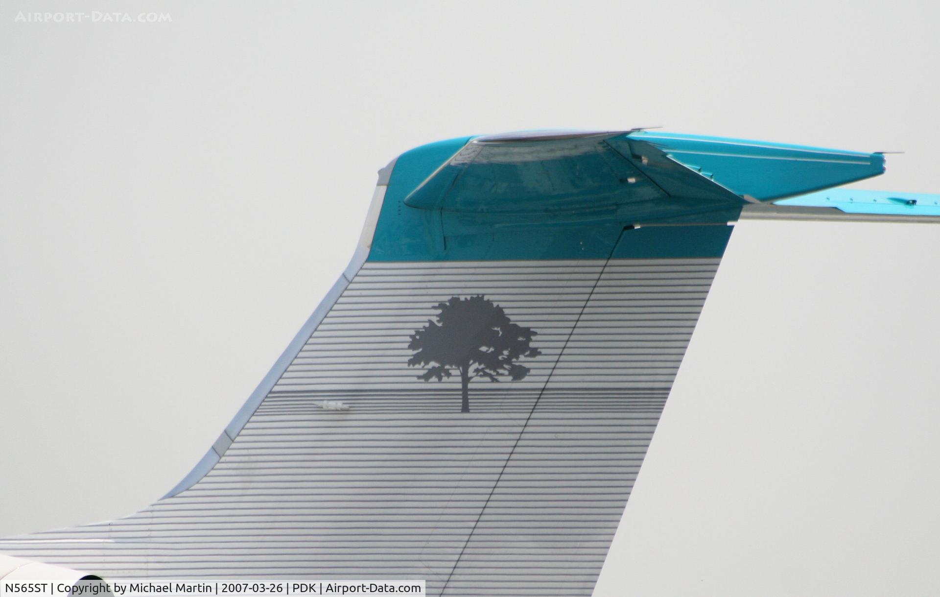 N565ST, 2004 Gulfstream Aerospace GV-SP (G550) C/N 5015, Tail Art